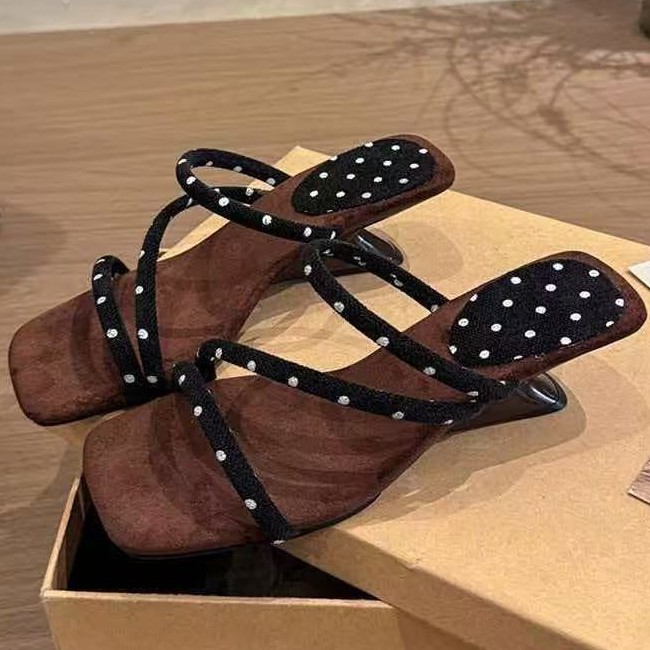 Diseño sensación de nicho sandalias mujeres verano 2026 estilo francés retro versátil pendiente cruzada tacones sandalias de talón alto image 3