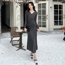 气质性感V领包臀长裙2025秋冬新款高级感长袖亮丝修身连衣裙