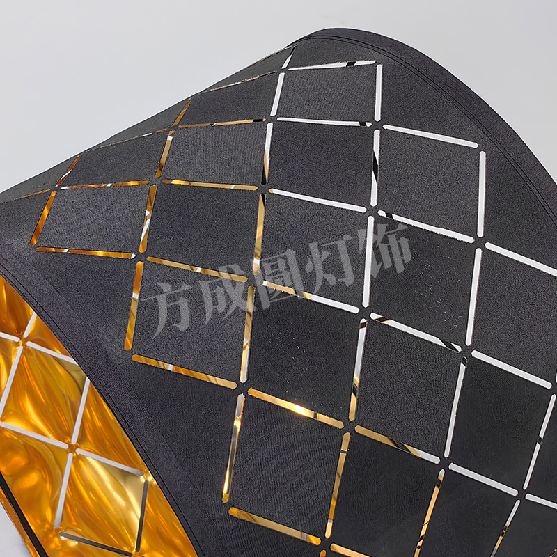Pantalla de lámpara transfronteriza, accesorios de iluminación para lámparas de mesa, candelabros y lámparas de pie, pantalla KD con diseño hueco tallado en negro exterior y dorado interior.
