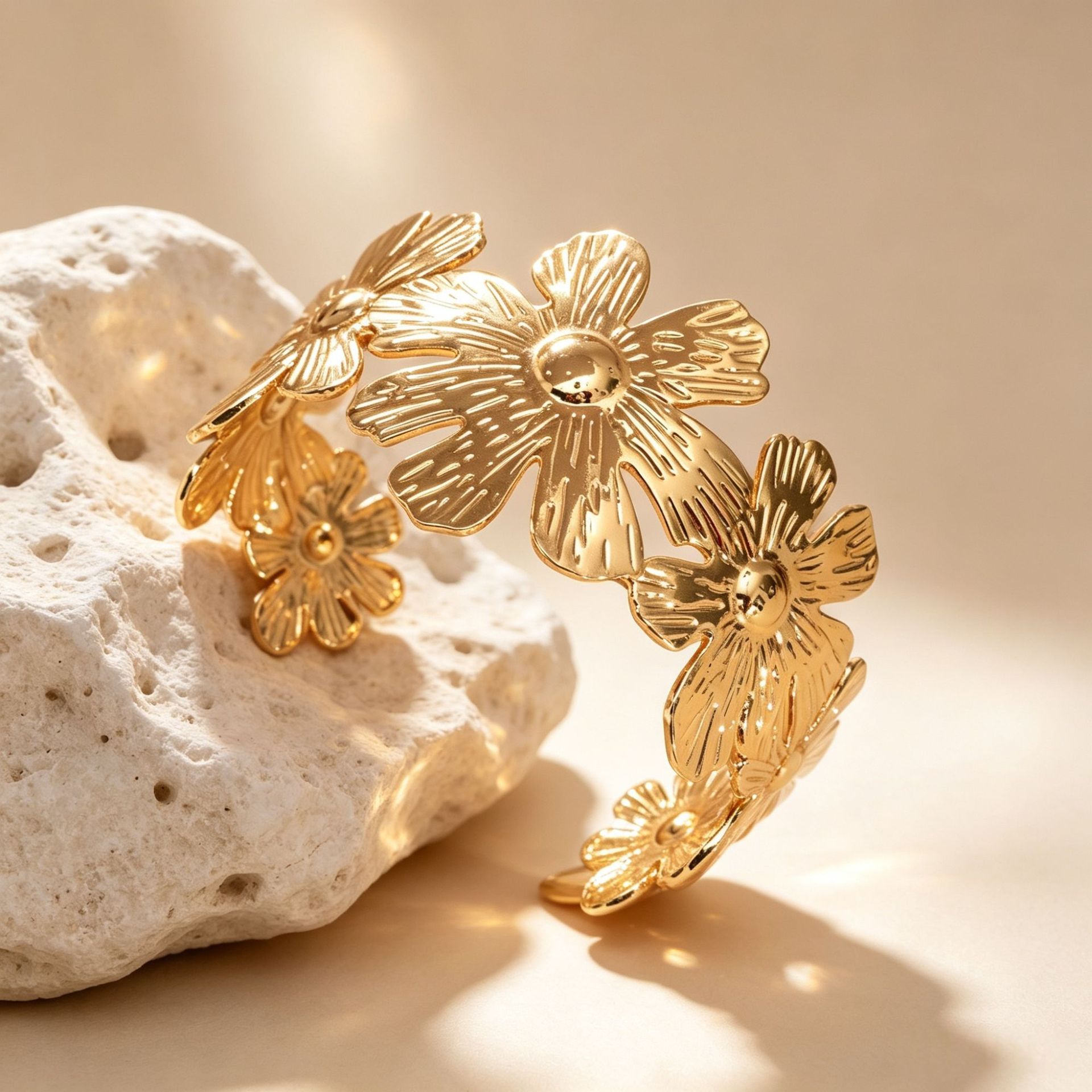 Brazalete de borde ancho de oro europeo y americano retro joyas de alta calidad flores huecas esmalte pulsera joyas de acero inoxidable galvanizado
