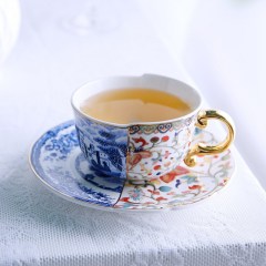 新中国式の復古の軽豪華な描金は不規則なコーヒーの杯の皿の中西の折衷の闘彩の青花のバラの陶磁器の杯を持ちます。