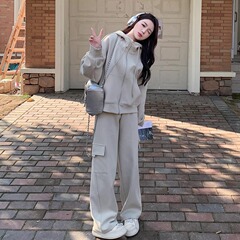 ファッションの格好いいガードルのカジュアルなスポーツのスーツの婦人服の春秋服の新型の塩は2セットの洋風の気質の年齢を減らします。