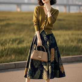 今年流行的一整套针织套装2025女装新款开衫上衣印花半身裙两件套