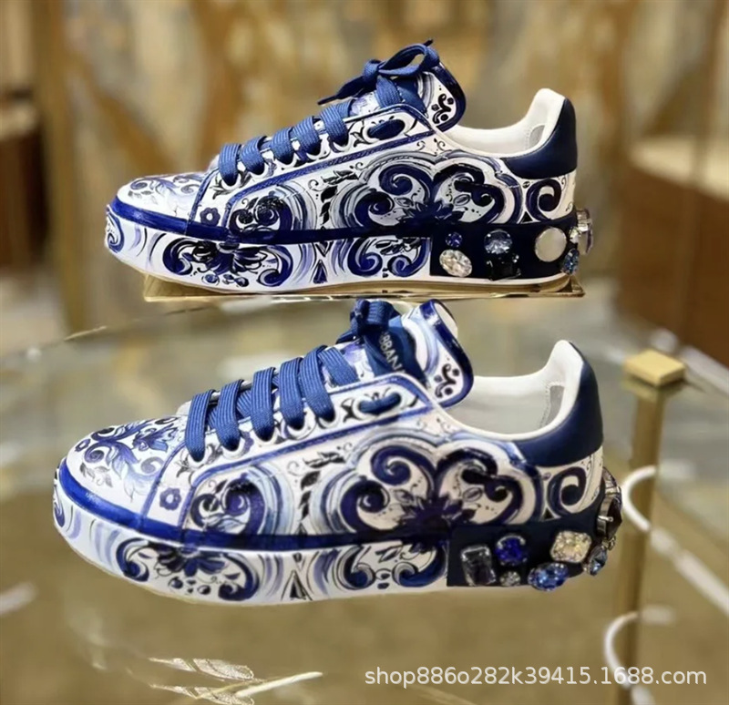 DG2023 nuevos zapatos de lujo de gama alta europeos y americanos de graffiti impreso signos pintados a mano remache rhinestone zapatilla marea