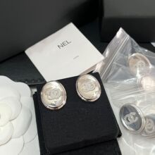 小香25S春夏新款银色镜面珐琅双c耳钉女精工高版凹凸设计椭圆耳饰