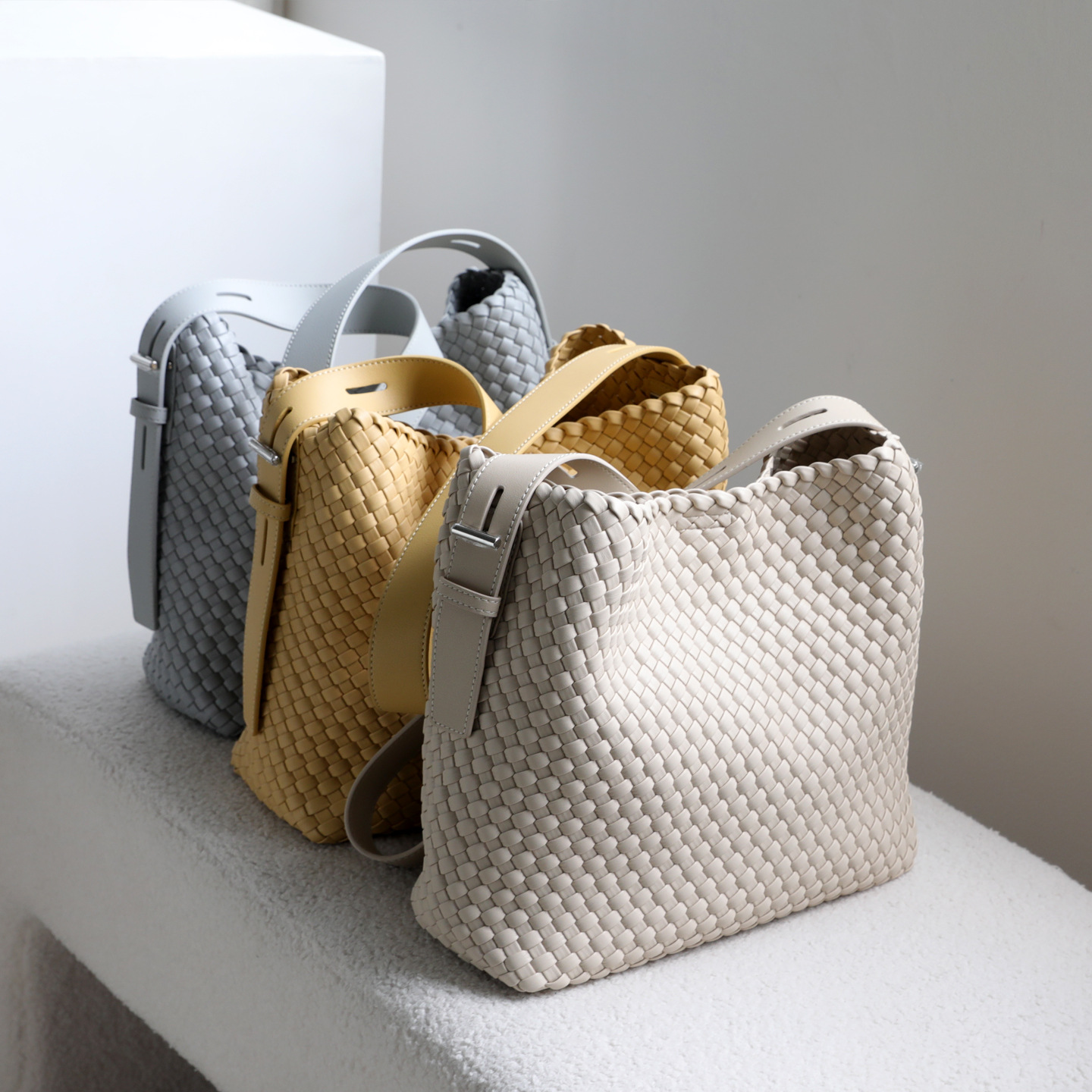 High-End Hand-Woven Bucket Bag, Large-Capacity Commuter Shoulder Armpit Bag, Mother Casual Commuter Crossbody Bag