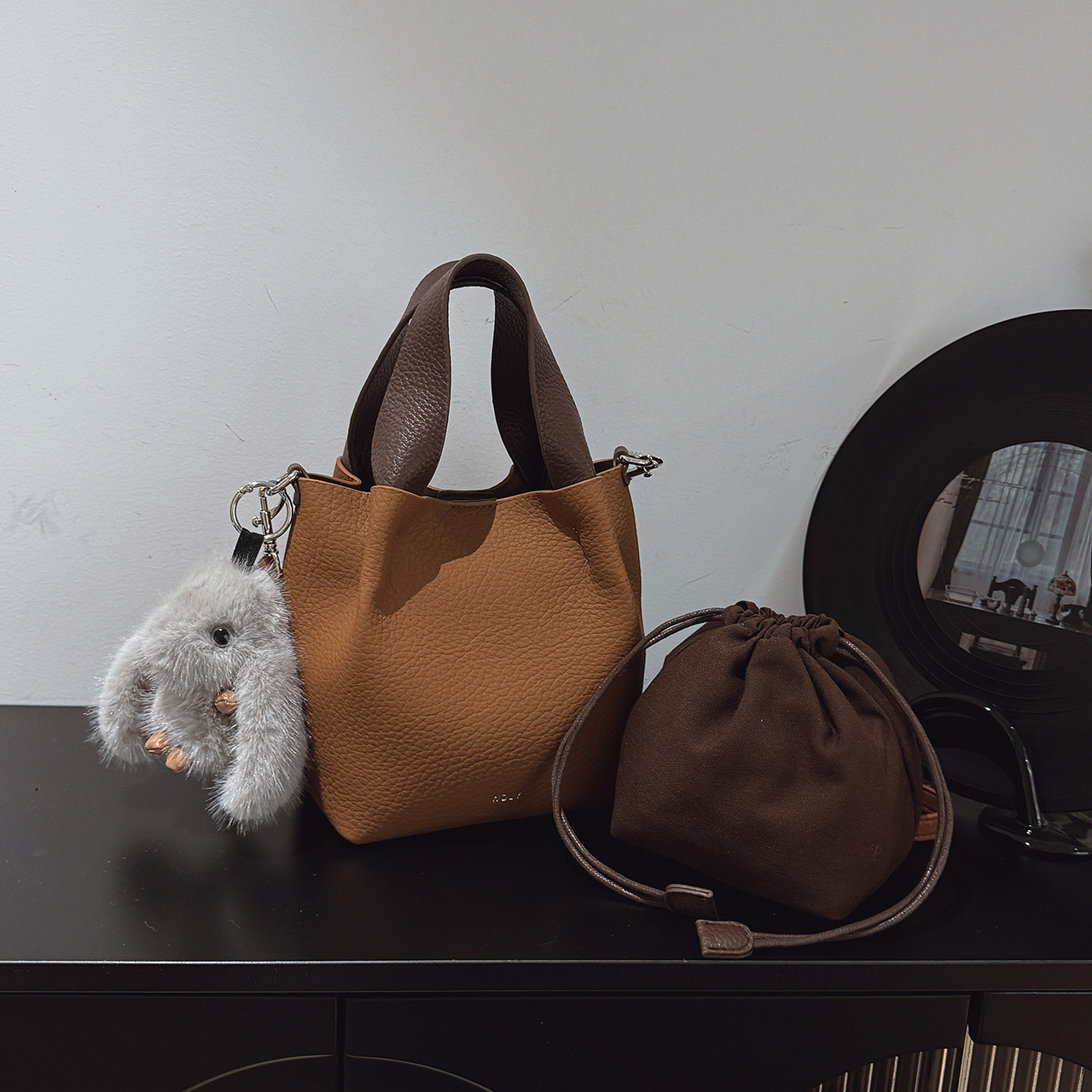 High-end nicho litchi pequeño bolso de cubo para mujeres 2025 nueva moda de hombro mochila bolso de mano