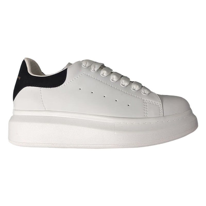 ヨーロッパステーション MQUEEN マックイーン白靴 2025 秋冬新作スター同スタイルカジュアル厚底身長増加靴女性用