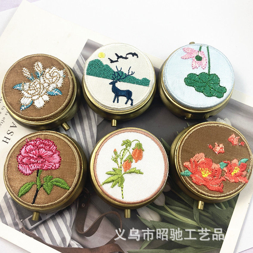 圆形古风金属盒 手工刺绣贴花药丸盒 花朵刺绣香膏盒 胭脂口红盒