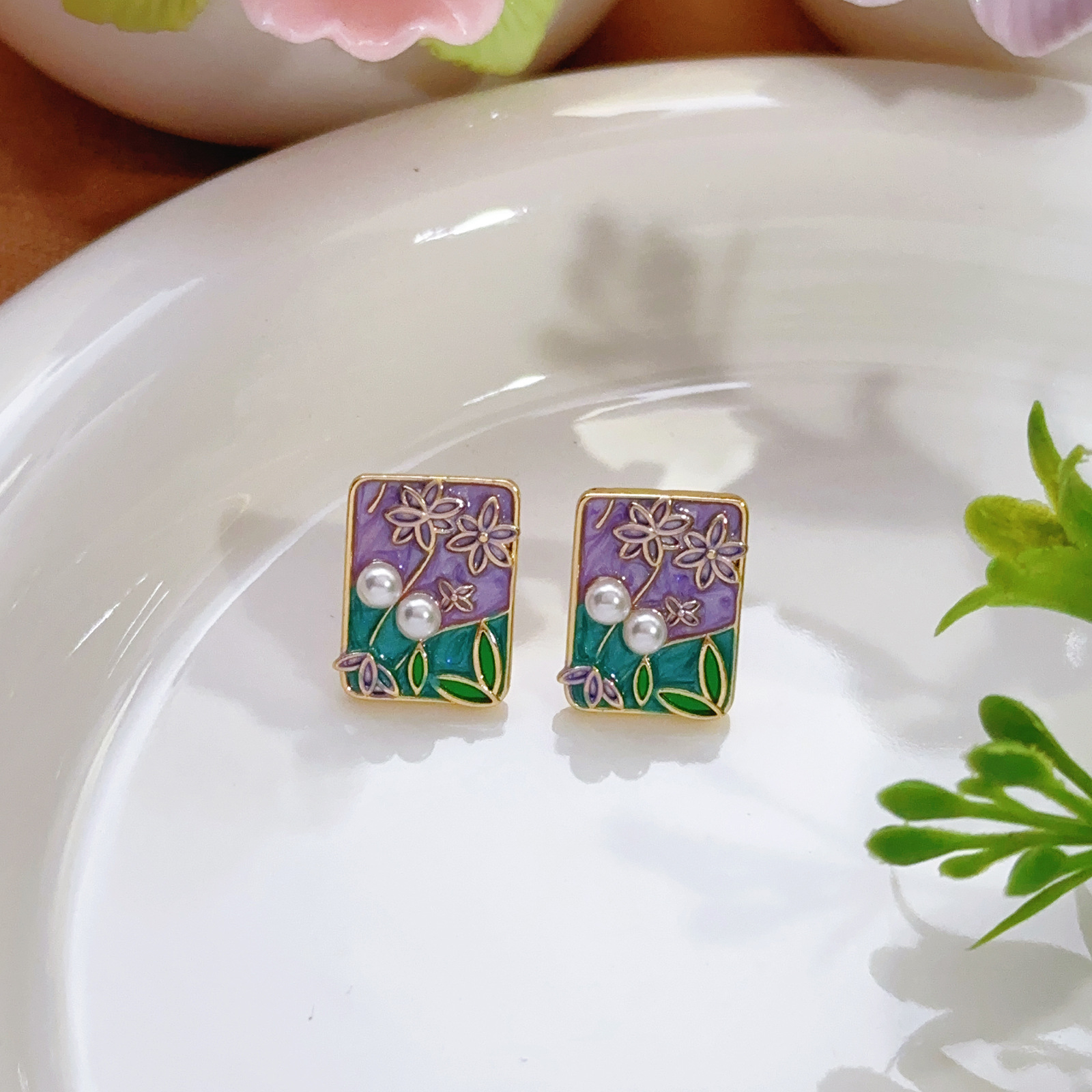 Pendientes de perlas Zhuji, temperamento blanco francés, pendientes antiguos, desplazamientos diarios, lujo ligero, joyería de orejas de alta gama al por mayor