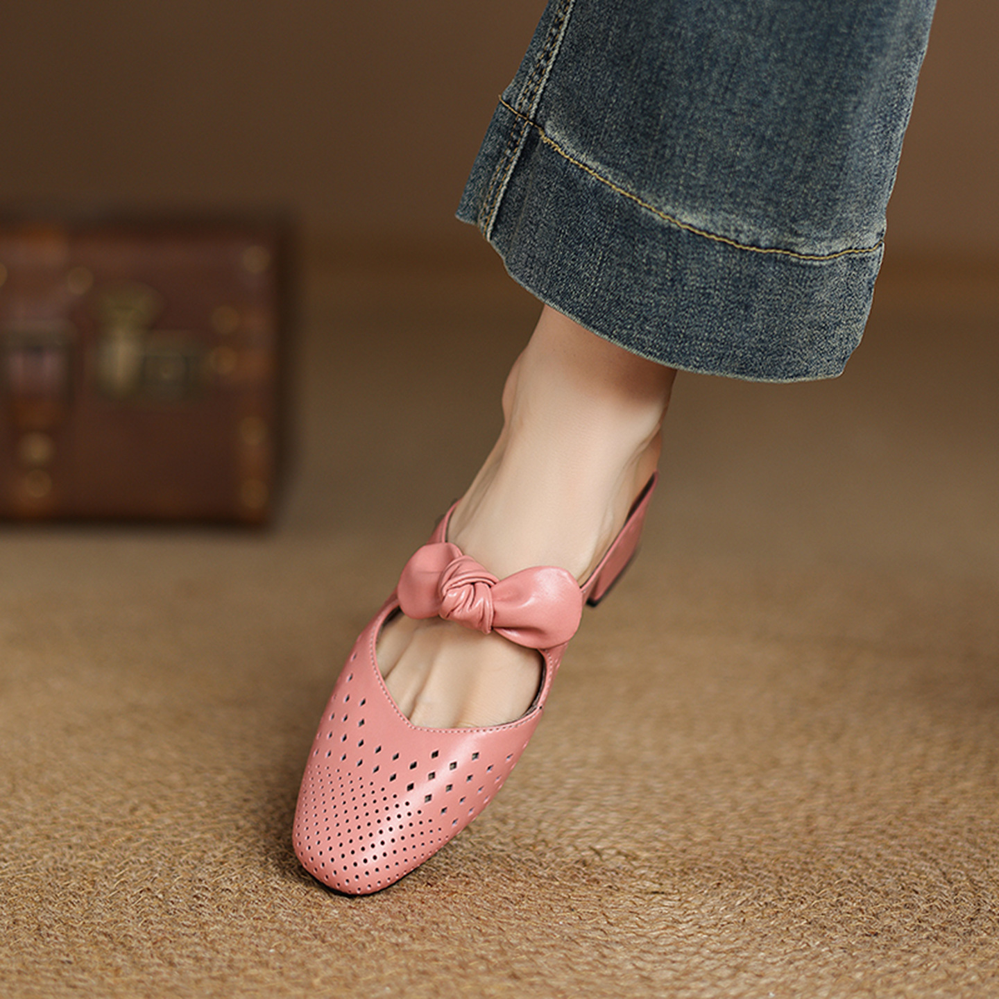 Dép sandal nữ da bò đục lỗ mũi kín quai hậu gót thấp — Màu hồng chi tiết 14