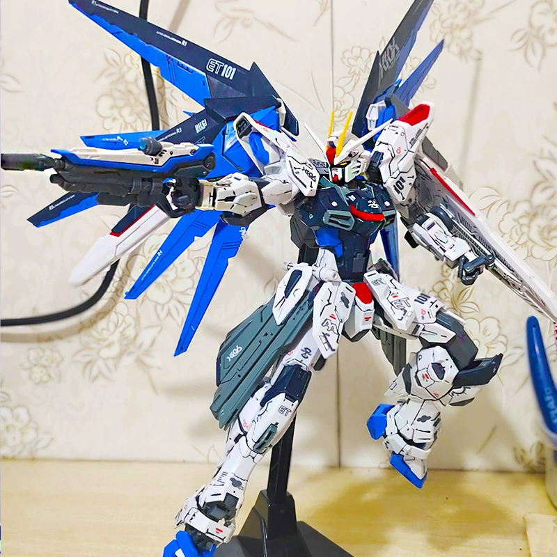 Сборная модель (Gundam) 1/100 — мультивариант Unicorn/Freedom, подвижный мех с оружием и подставкой