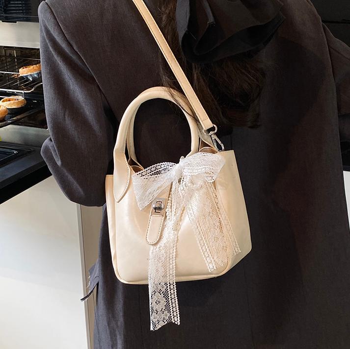 Coreano ultra caliente nicho bolso de cubo portátil para mujeres 2025 nuevo estilo de moda textura versátil alta sensación de hombro mochila