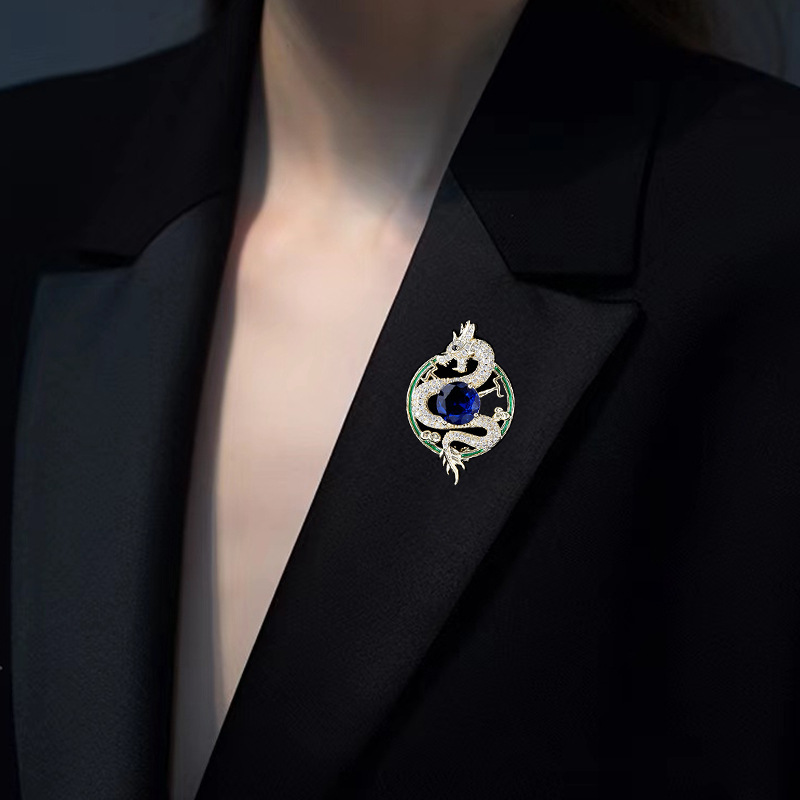 Broche de lujo de alto sentido corte retro estilo chino Zodiaco auspicioso dragón cristal collar pin accesorios traje ramillete PIN
