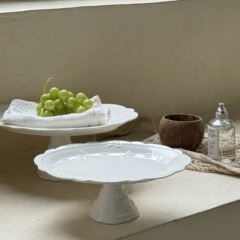 新商品のフレンチレースのレリーフの花と蝶の楕円形の陶磁器の高い足の皿の高い顔の価値のアクセサリーはデザートの置物を収納します。