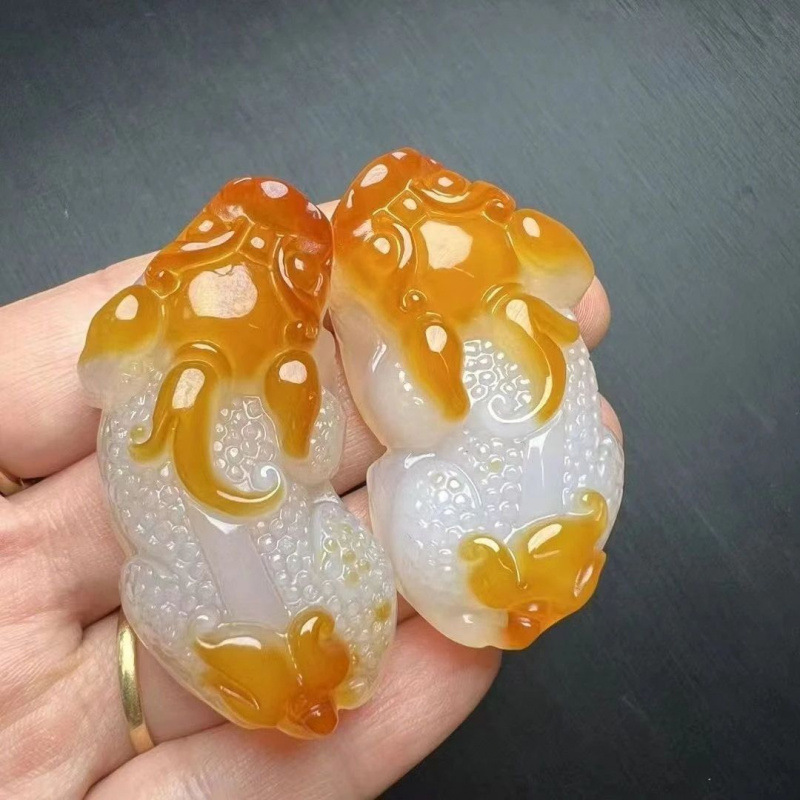 正品俏黄色玉髓玛瑙貔貅吊坠男女款俏色玛瑙发财貔貅吊坠挂件