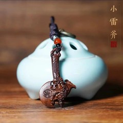 天然雷撃木ナツメの木の小さい斧の斧の件のペンダントのアクセサリーの純粋な手作業の彫刻の置物のキーホルダー