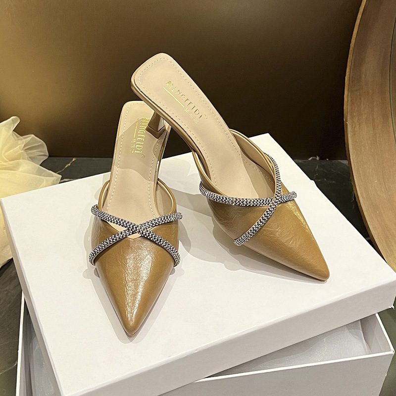 2025 nuevo tipo de verano con zapatillas de tacones delgados de tacones altos para mujeres con punta de cabeza de bolsillo de media zapatillas con diamante