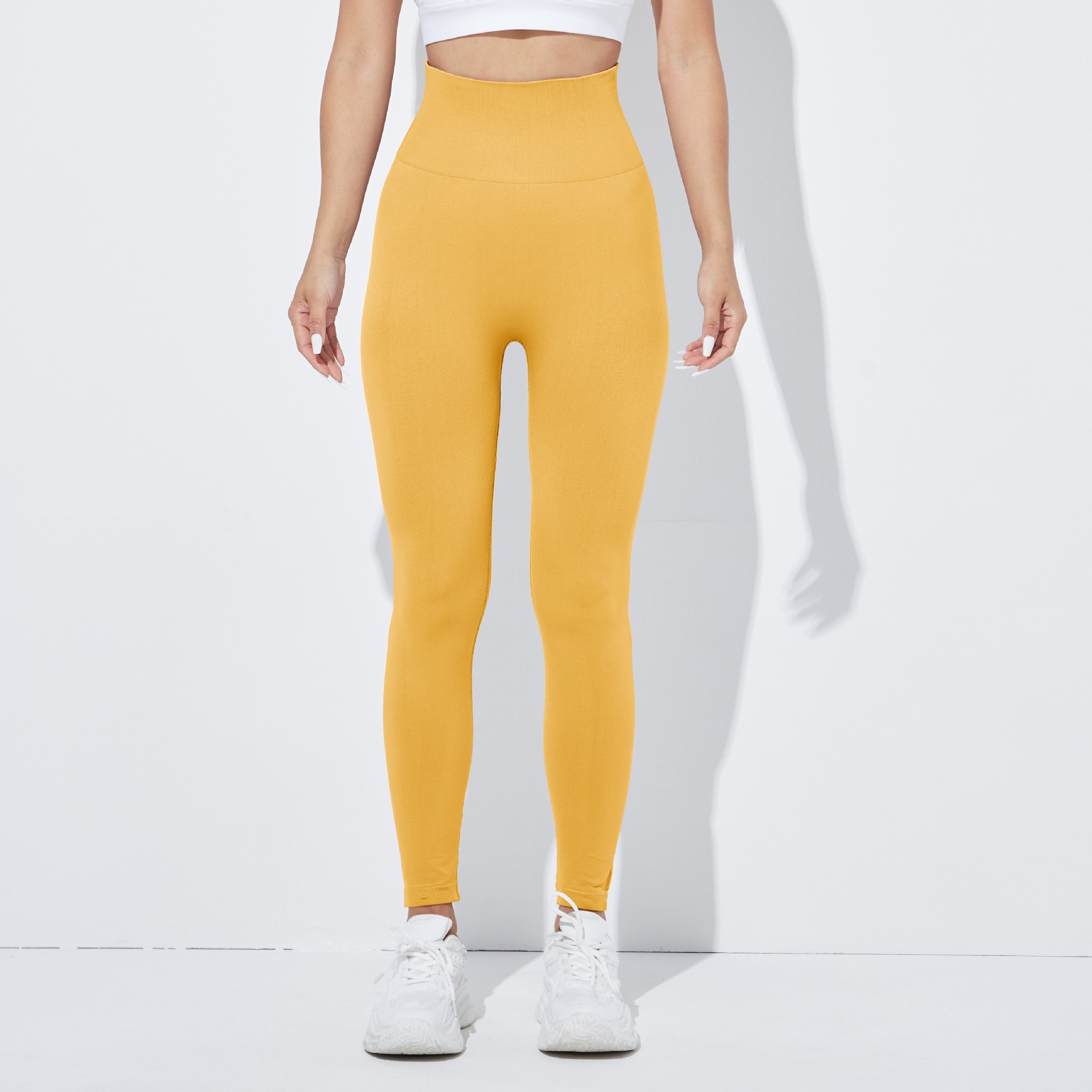 Pantalones de yoga europeos y americanos sin costuras transfronterizas pantalones de fitness deportivos de levantamiento de cadera apretados de mujer ropa de Yoga de melocotón de cintura alta lisa