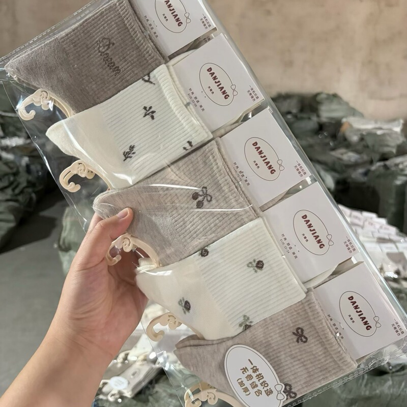 Women's Socks, Autumn and Winter Sports Mid-Calf Socks, Sweat-Absorbent, Thickened, Combed Cotton, Fashionable, Versatile, Trendy Socks, Sports Socks Women's Socks, Autumn and Winter Sports Mid-Calf Socks, Sweat-Absorbent, Thickened, Combed Cotton, Fashionable, Versatile, Trendy Socks, Sports Socks