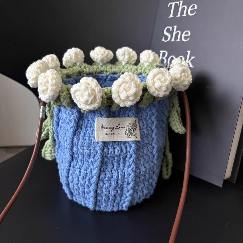 【完成品・在庫あり】ガールフレンドへのギフトとして、手作りの毛糸で編んだバラの花が付いた花束ブランケット完成品|undefined