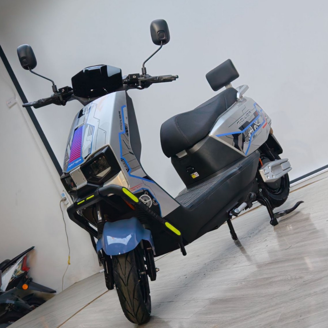 Foreign Trade Export Cangqiong Electric Motorcycle, Commuter Electric Scooter, Electric Scooter with Long Range and High Power