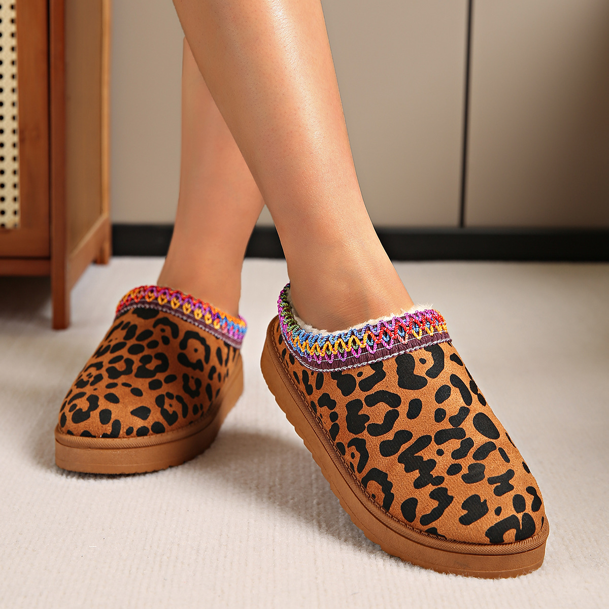 Demi-season insulated slippers for leisure platform