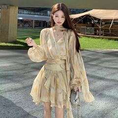 法式碎花v领长袖连衣裙女2025秋季温柔风设计感别致收腰a字短裙子