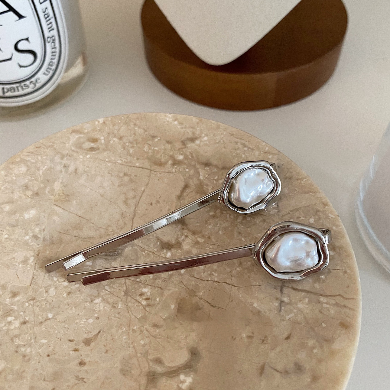 Francia retro barokk gyöngyös csat 2023 új, niche dizájnú, szabálytalan formájú oldalfrufru csat_voghion.com