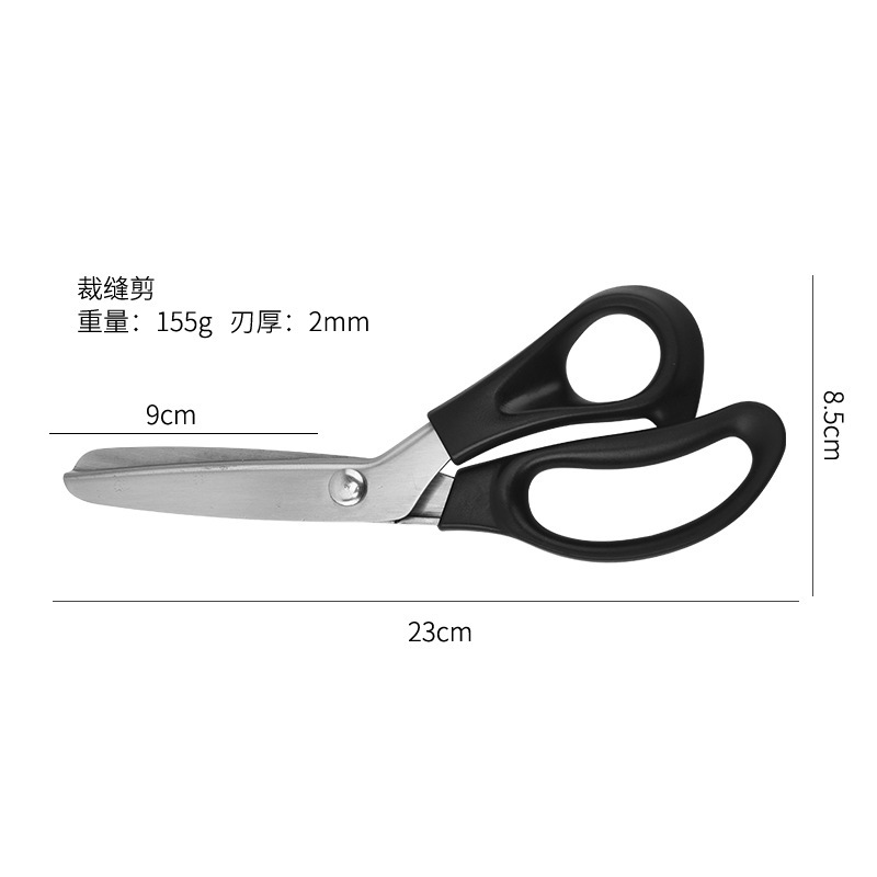 縁のない三角形の縁を切って裁縫専用の布を切ってDIY手作りの家庭用のこぎり型レースのはさみを切ります。|undefined
