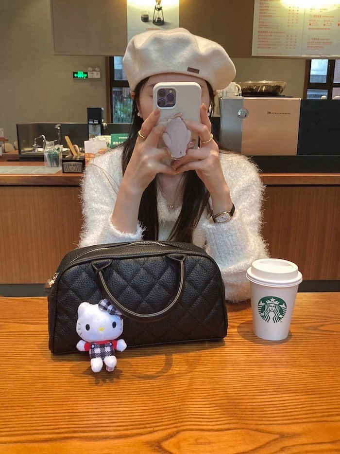 Small demi-season shoulder bag with diamond pattern, Chanel style