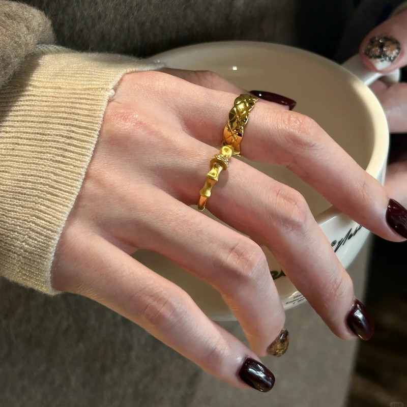 小紅の本の同モデルの女性の軽豪華な経典の菱の格子縞はダイヤモンドの指輪を入れてファッション的に合わせて個性のデザイン感が高級で精巧です。|undefined