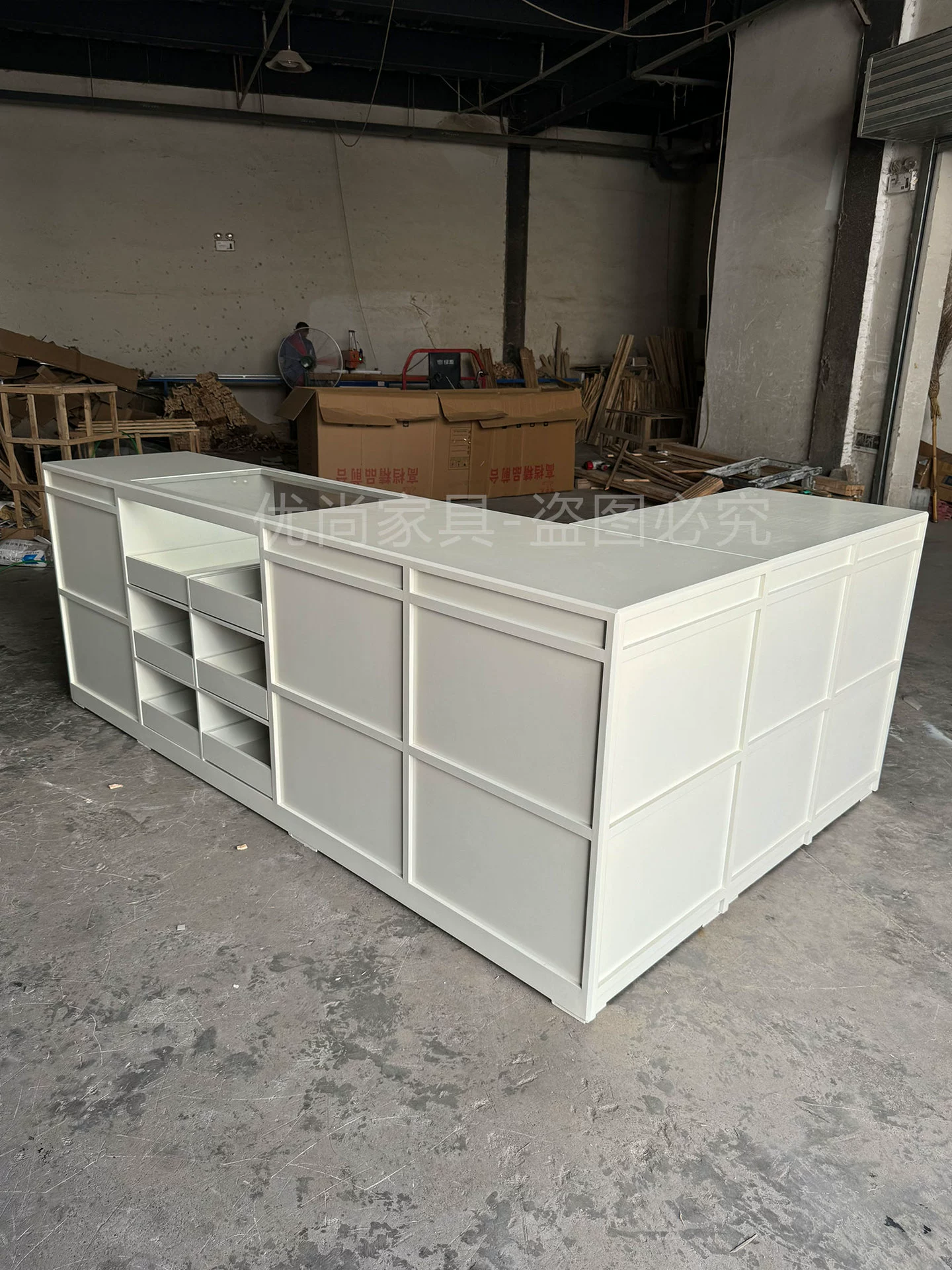 Витрина для магазина одежды с интегрированным угловым баром для женской одежды, светлый люксовый островной стенд для демонстрации