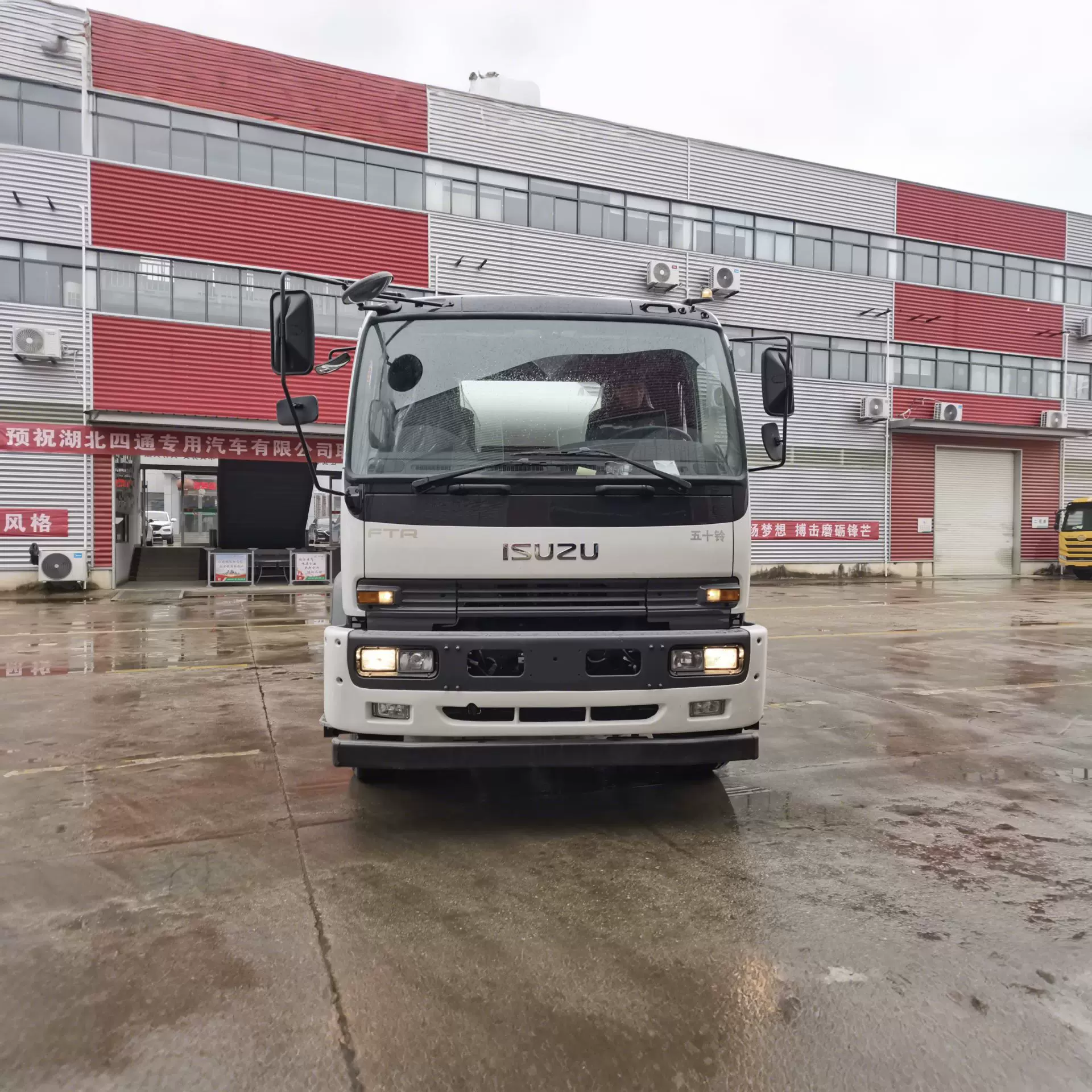 出口五十铃6立方泥搅拌车  自动卸料  马力强劲