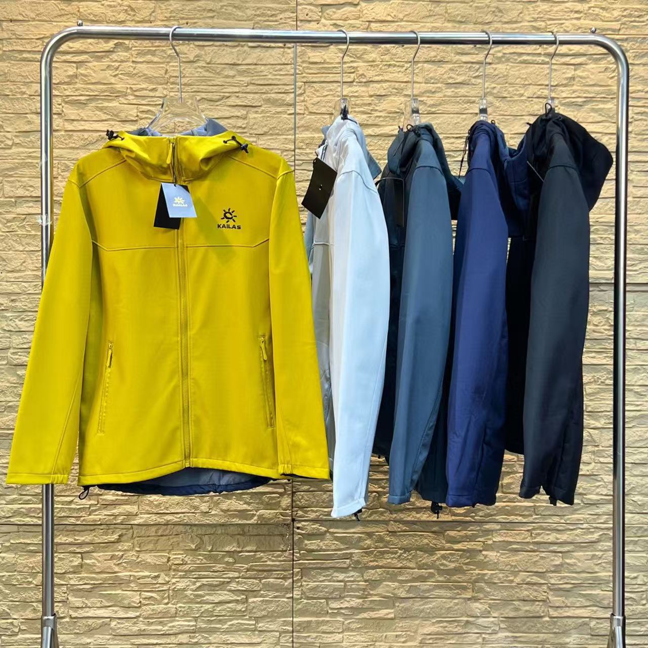 Veste softshell à capuche brodée kaila pour couple extérieur_voghion.com