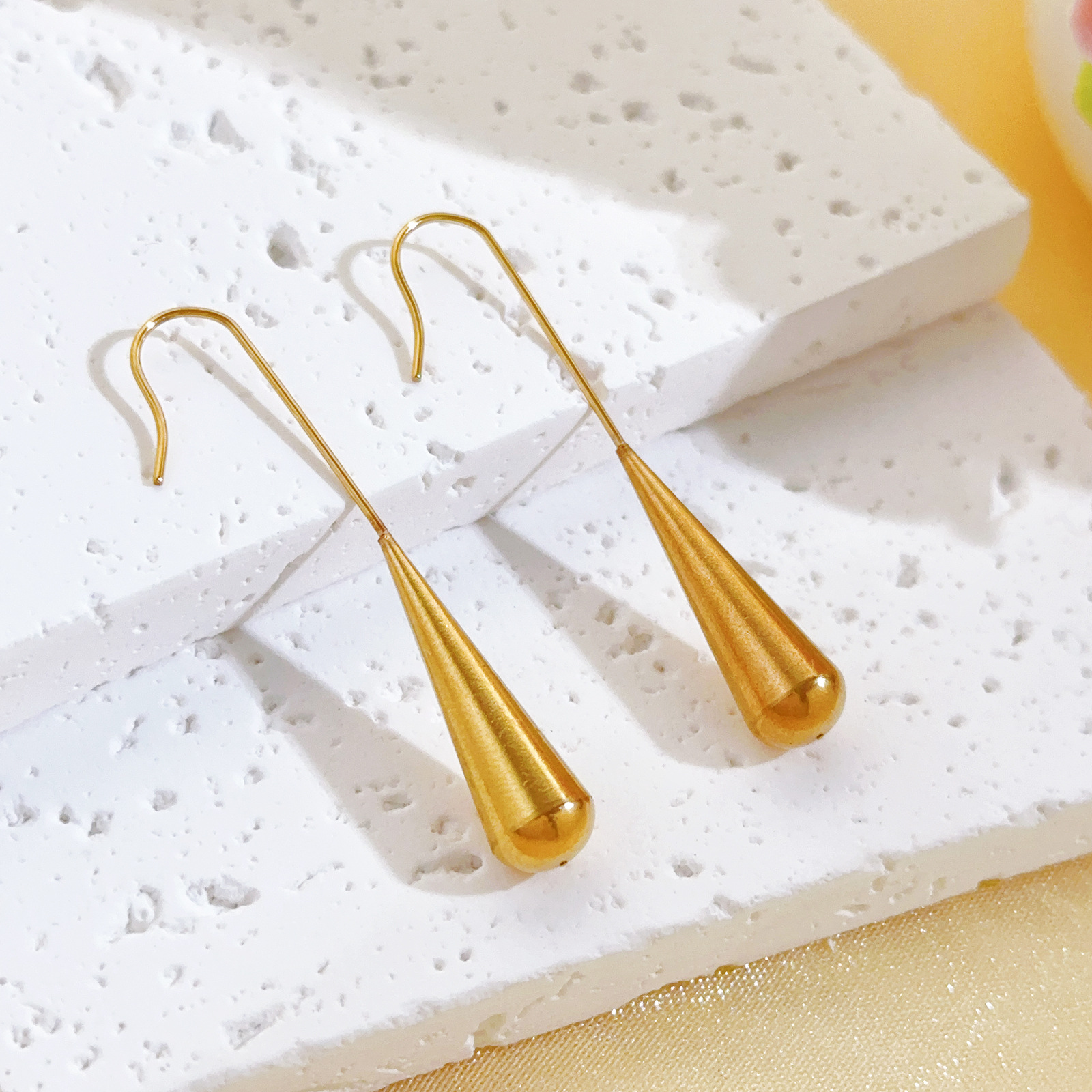 Temperamento francés simple pendientes de gota de agua de alta calidad pendientes irregulares de acero de titanio de acero inoxidable pendientes de gota de agua