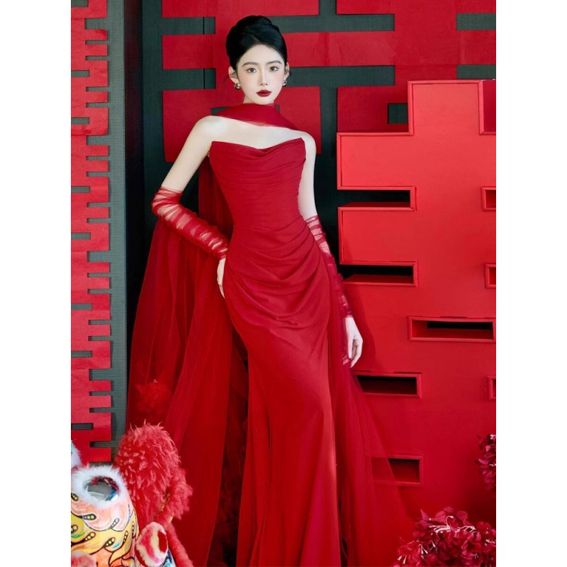 新中国式の朝はドレスを撮ります。女性の花嫁は高級感があります。|undefined