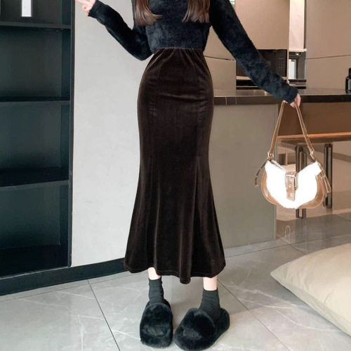 Black velvet fish-tail half-length skirt for women, autumn and winter, high-waisted, slimming A-line, petite, medium-long length, pleated skirt