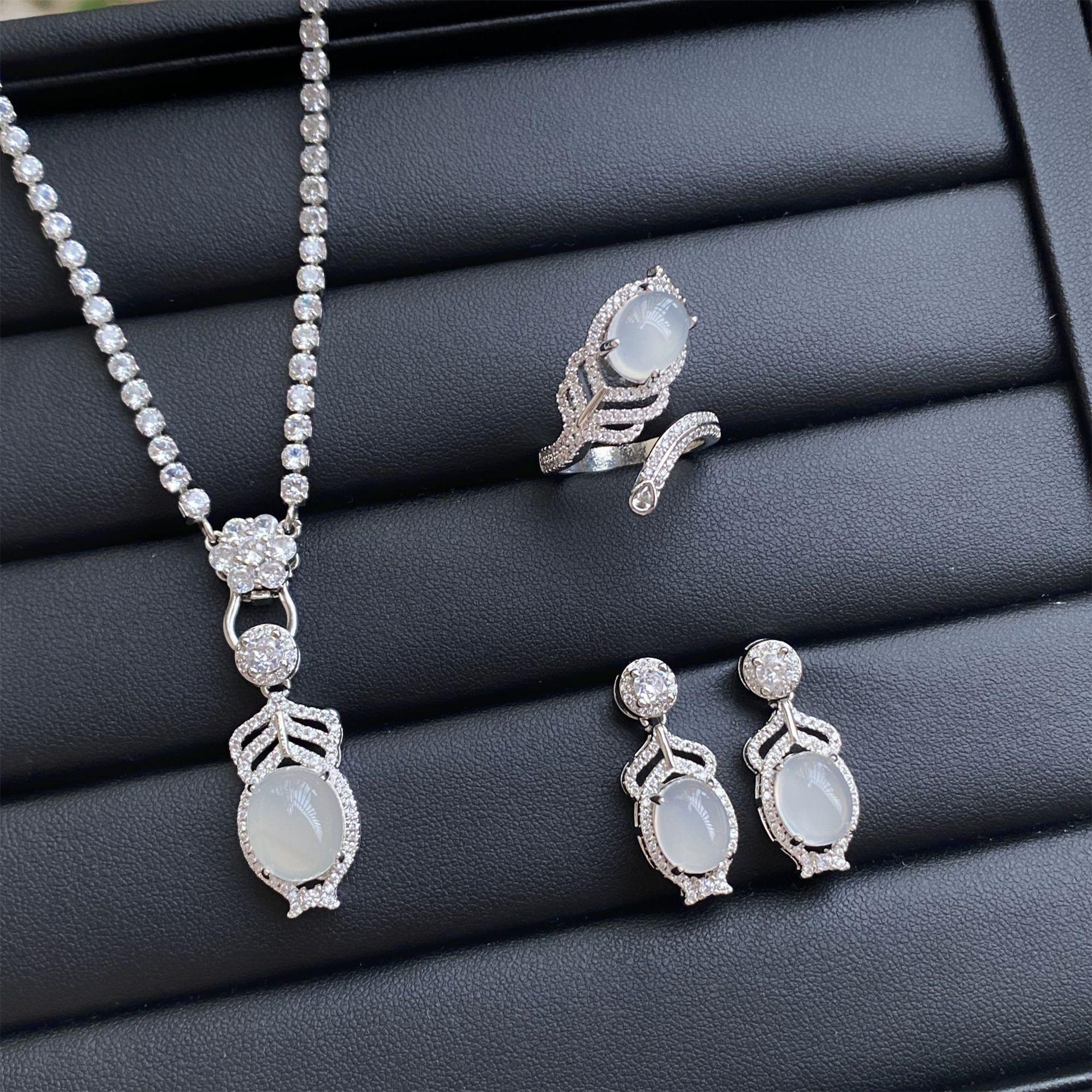 Agate set white jade