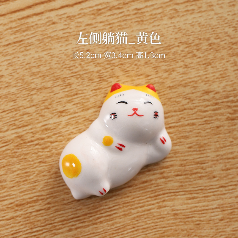 왼쪽에 누워있는 고양이_노란색