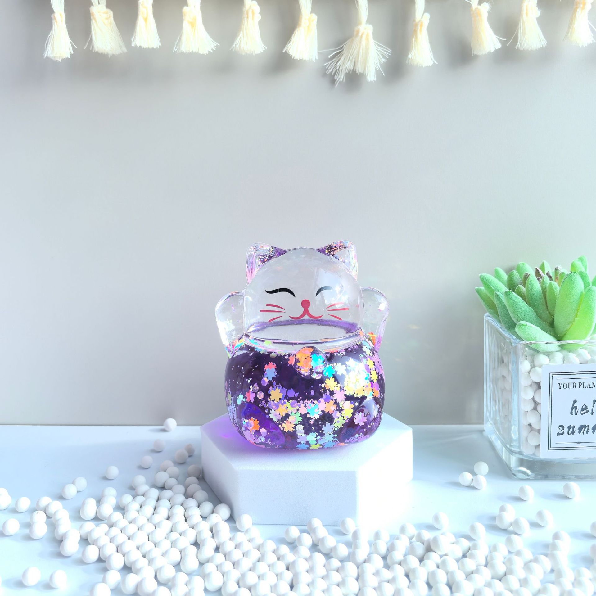 보라색 빛나는 행운의 고양이