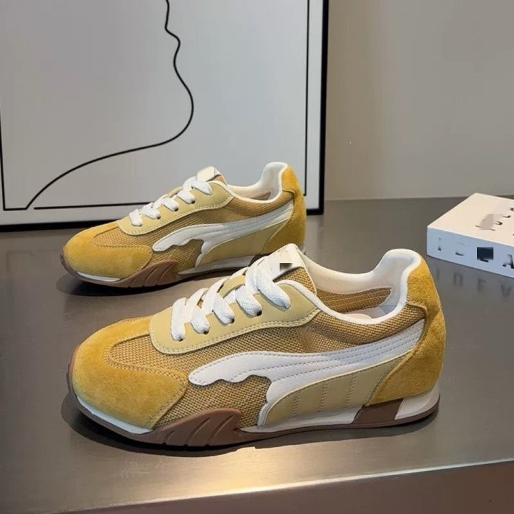 Zapatos de entrenamiento retrógrados de malla para mujeres 2026 verano nuevo transpirable ligero suave con una sola gruesa mostrando pies pequeños zapatos deportivos casuales