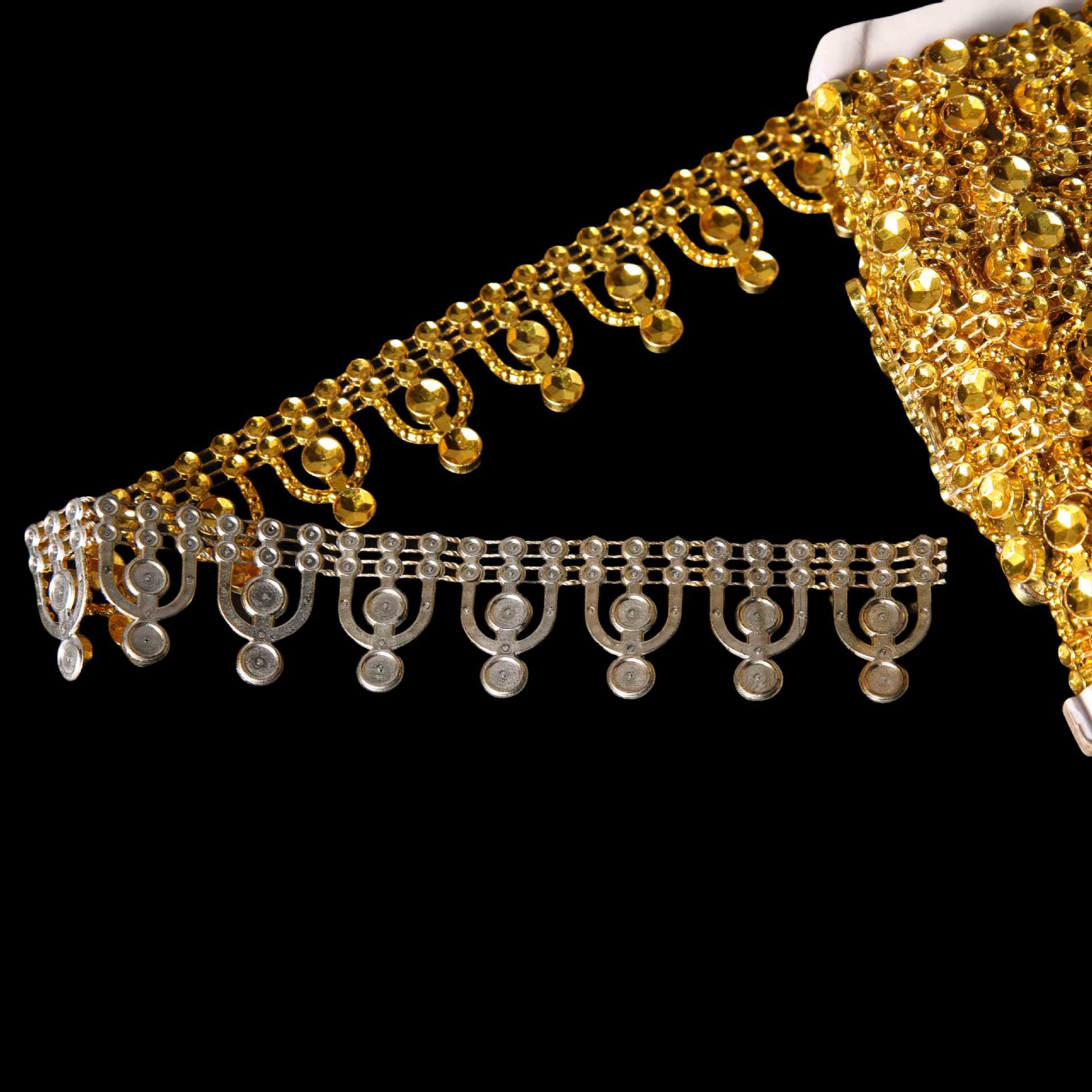 Venta de fábrica cadena de diamantes con borlas accesorios de ropa accesorios corona única al por mayor diamante de hilo de plástico taladro zapatos y sombreros adornos