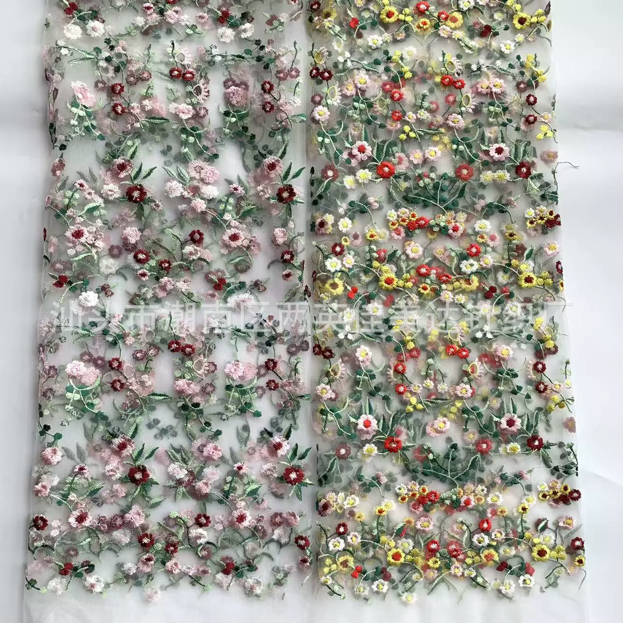 厂家直销刺绣小碎花多色蕾丝布 女装童装连衣裙芭比娃娃绣花布料