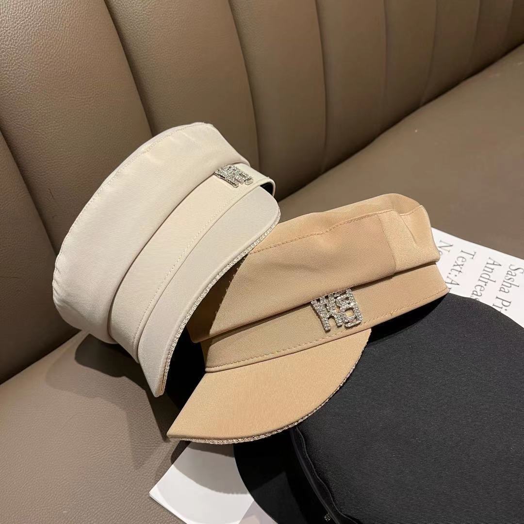 وفي أوائل الربيع الباكر، كانت قِبعة البط ذات اللون الاحمر المتطابق detail image 4