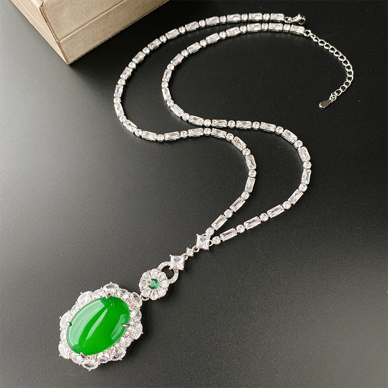 Colgante de calcedonia verde con cadena redonda cuadrada