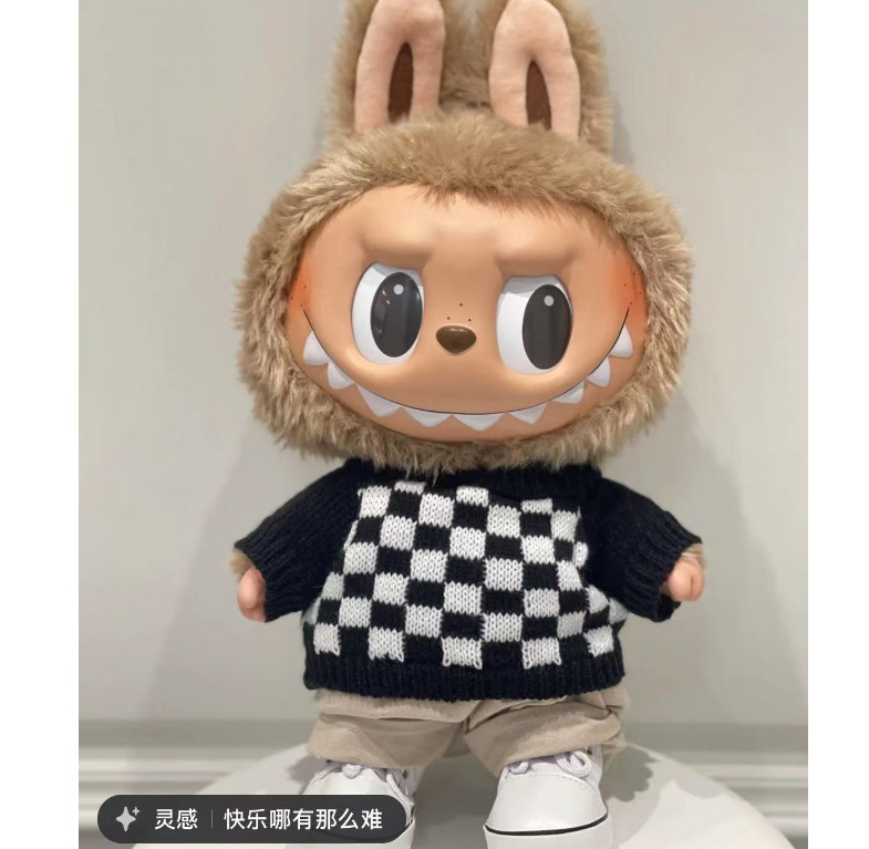 흑백 체크무늬 + 갈색 바지 + 흰색 신발