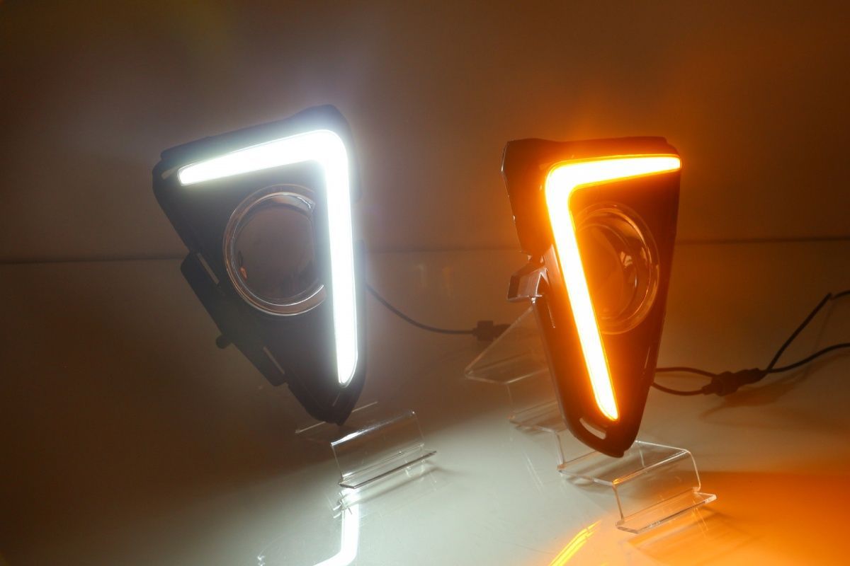 Suitable for 16-19 Toyota Rav4 Rongfang Daytime Running Lights Modified Led Front Fog Lights Streamer Driving Lights Decorative Lights