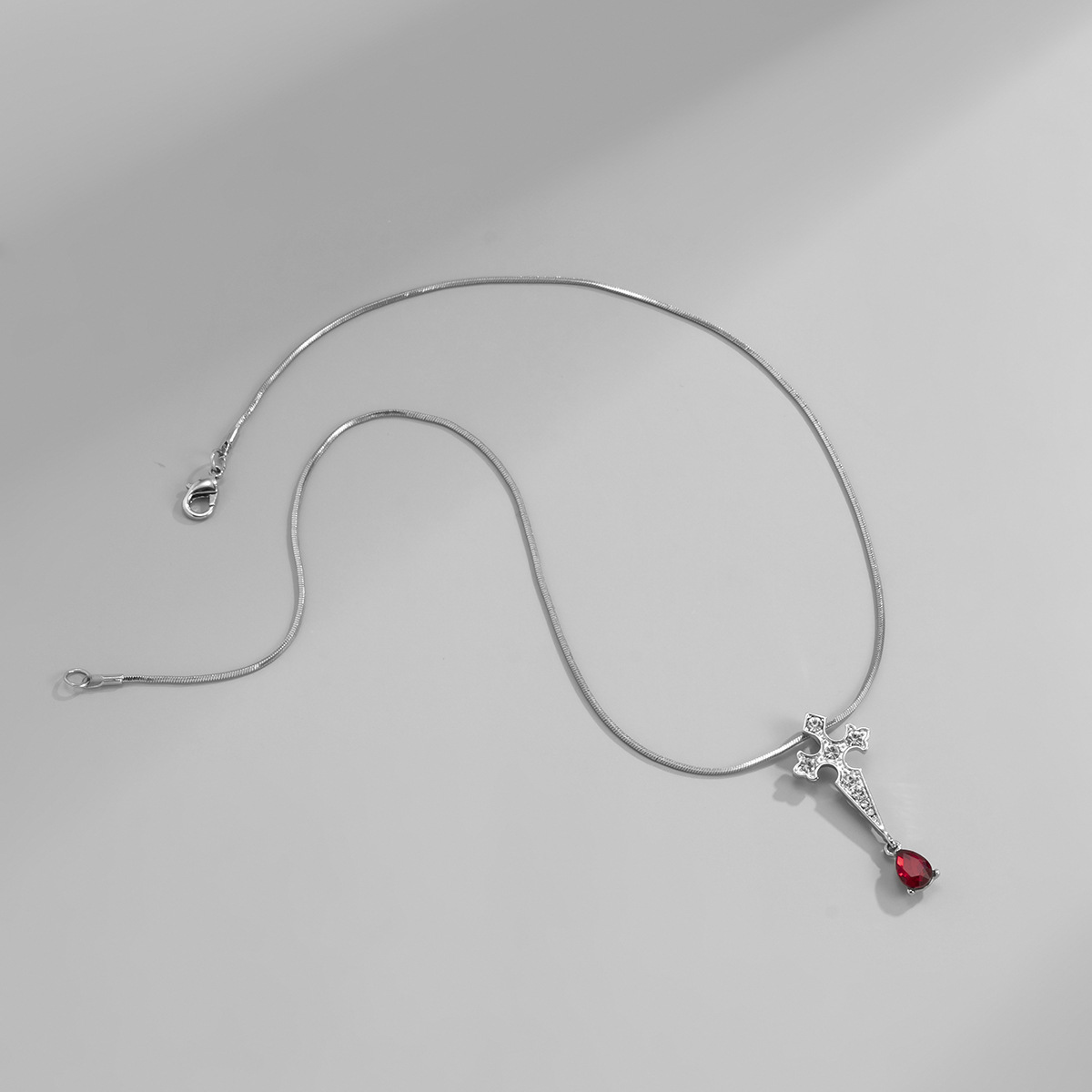 Collar Cruzado De Diamantes Nuevo Europeo Y Americano Para Hombres Y Mujeres, Cadena De Clavícula De Huesos De Serpiente De Tiro En La Calle Para Mujer display picture 5