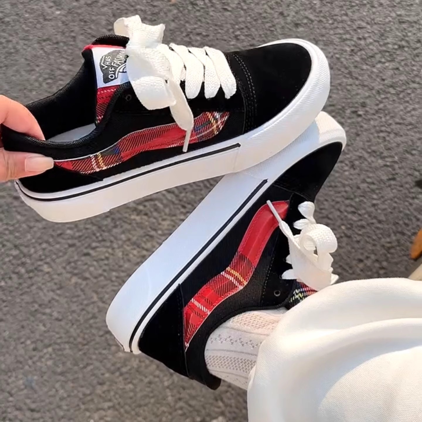 Sapatos masculinos e femininos de verão preto e branco 2025 novos tênis estampados da moda versáteis com sola macia desodorante sapatos esportivos e casuais masculinos.